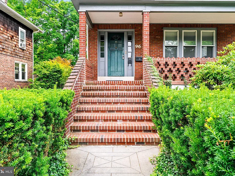 96 Linden Ln #1 — Photo 3