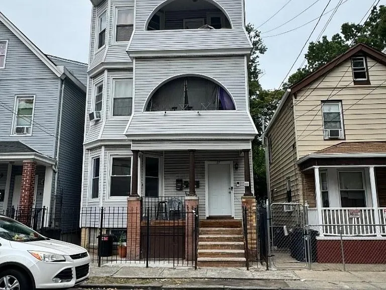 27 Alexander St — Photo 1