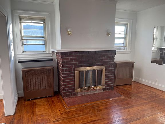 3rd image of 114 Halladay Ave Floor 2