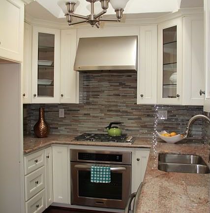 has granite, glass tile