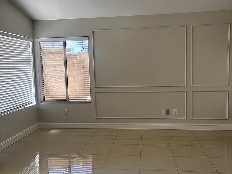 570 S Williams Pl — Photo 3