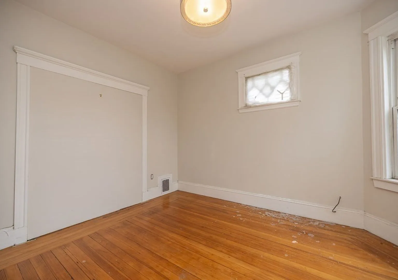 Great 4 Bed Available 9/1/26 — Photo 4