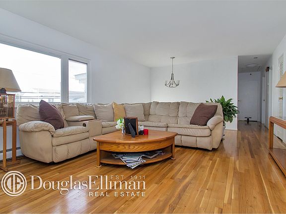 3rd image of 580 Nassau Ave