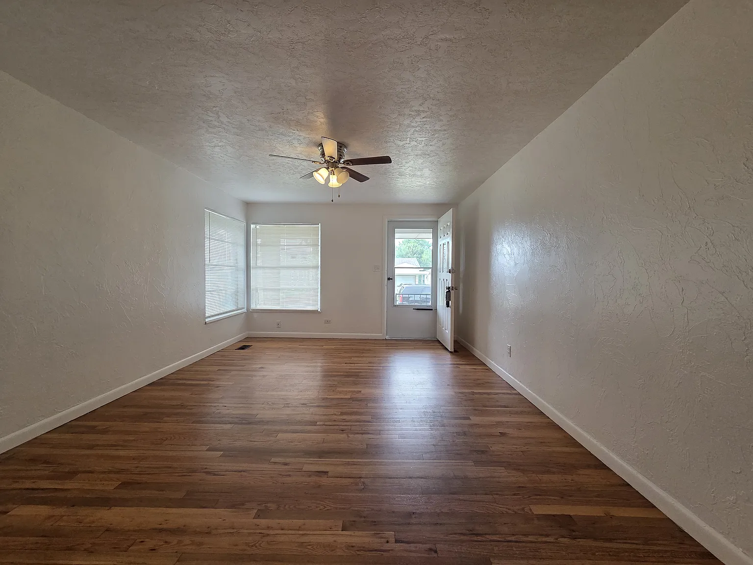 2 bed, 847 sqft, $950 — Photo 2