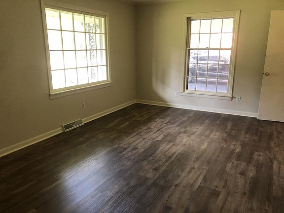 4th image of 90 Bobbie Ann Dr