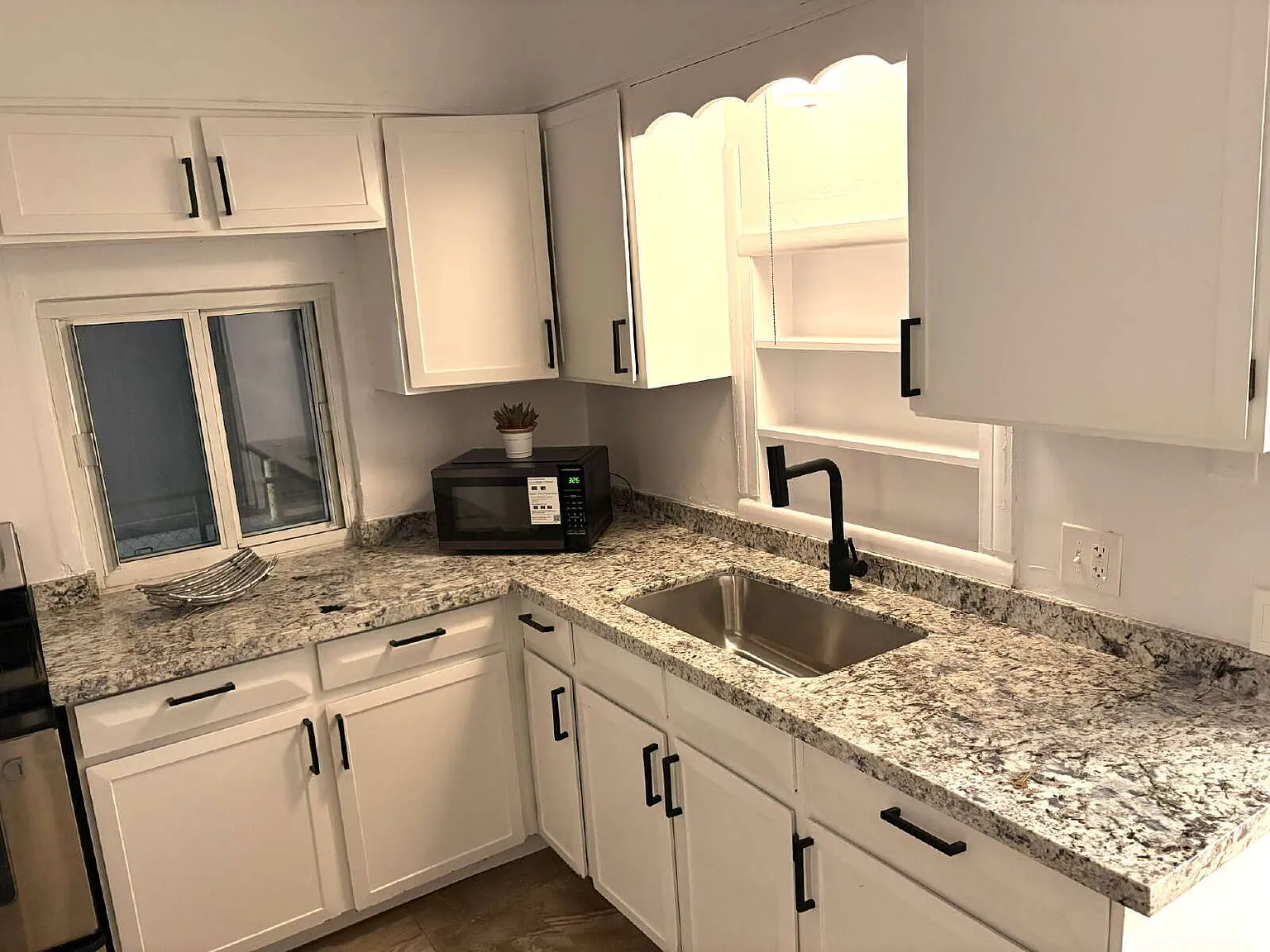3 bed, 2.0 bath, 1200 sqft, $2,100 — Photo 2