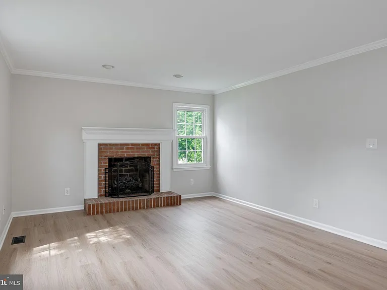 561 Tiffany Ct — Photo 4