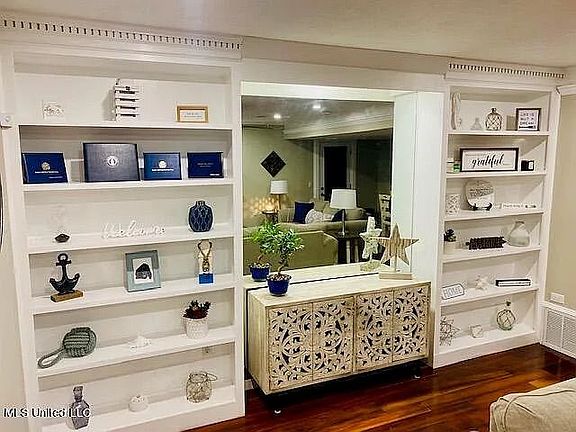 Gorgeous Built in Shelving