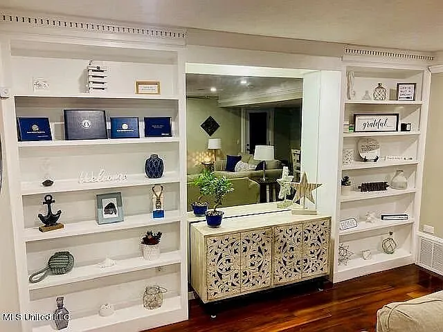 Gorgeous Built in Shelving