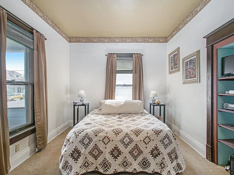 1009 E 4th St — Photo 7