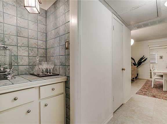 5th image of 15911 Archwood Ln #1027