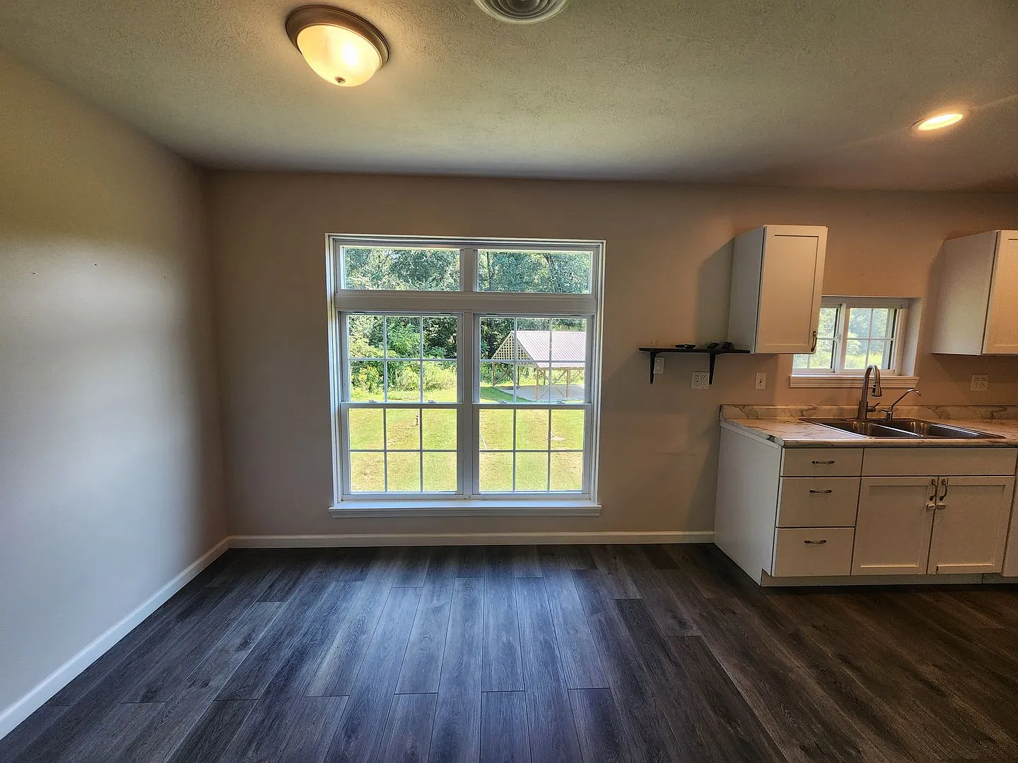 2 Bedroom, 1 Bath House with Attached Garage! — Photo 4