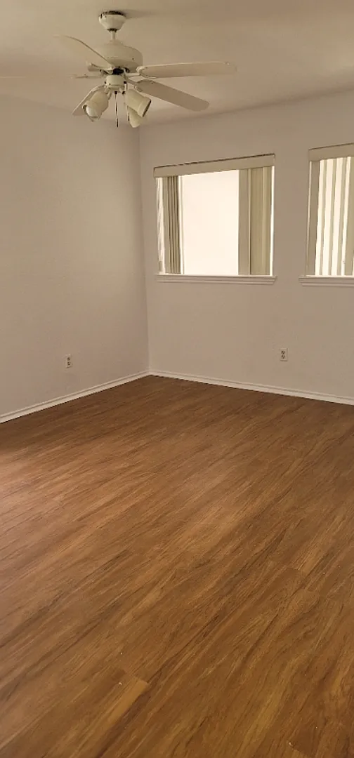 Room in 2 Bedroom Condo in Dallas — Photo 4