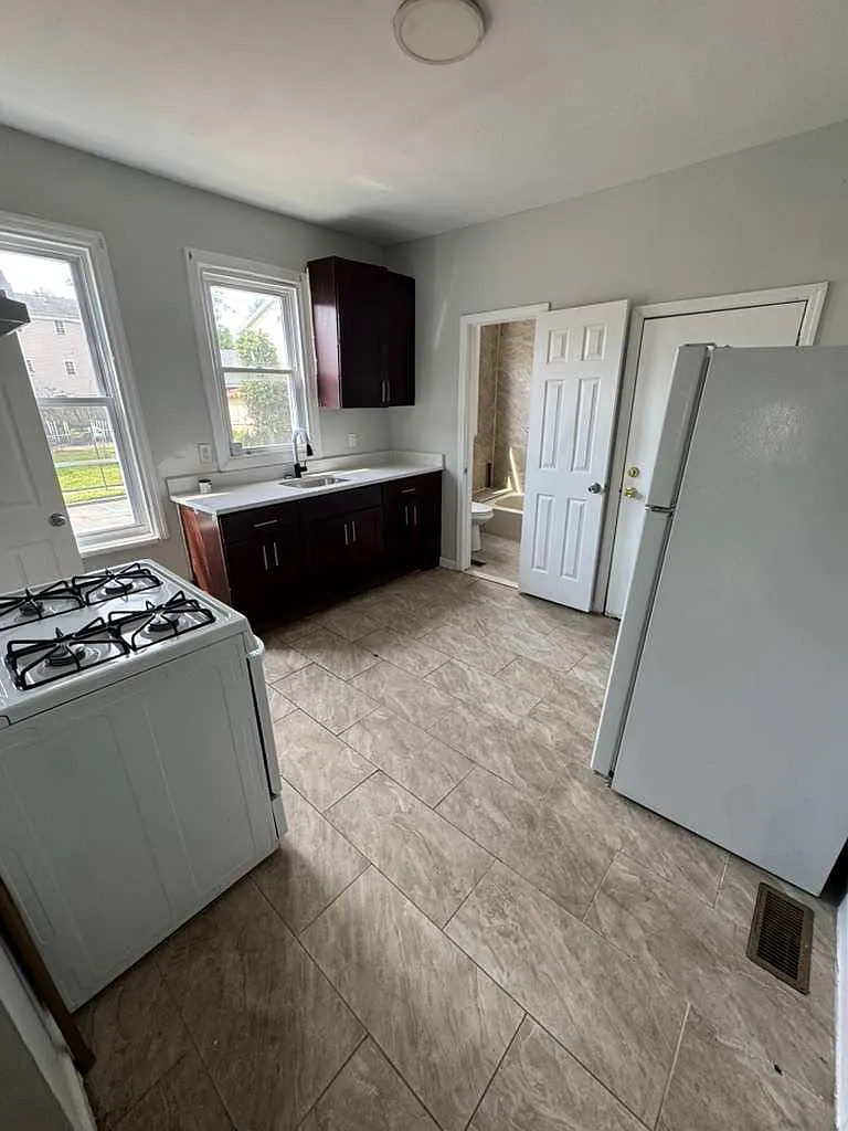 3 bed, $2,100 — Photo 2