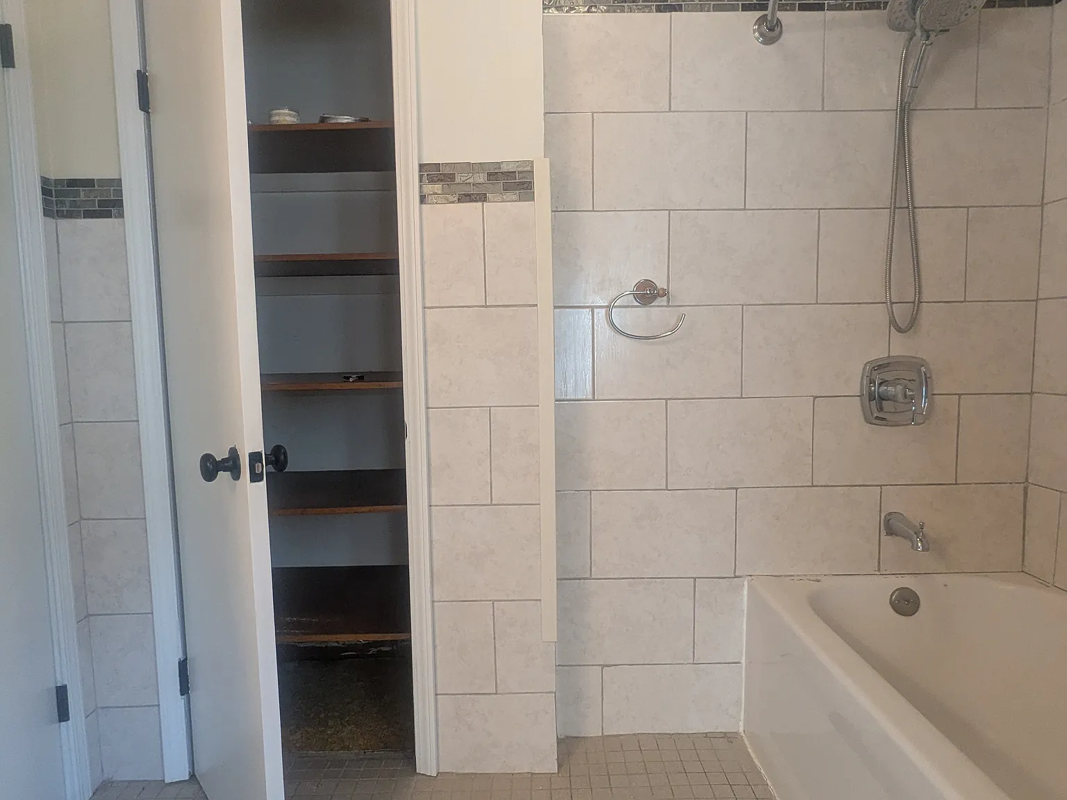 3 bed, 1.5 bath, 1800 sqft, $1,675 — Photo 2