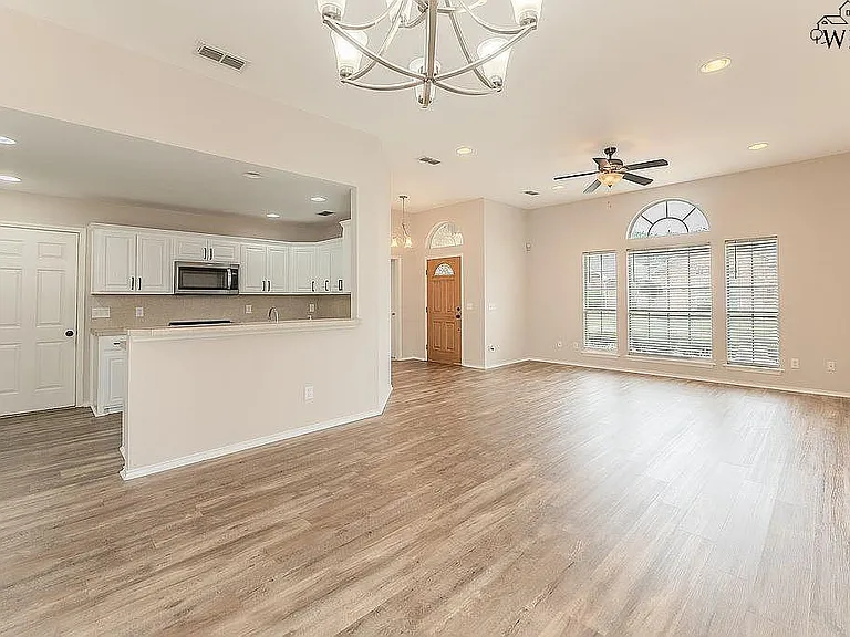4009 Kingsbury Dr — Photo 4