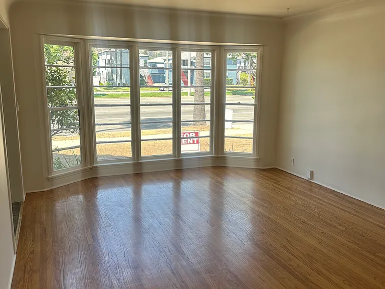 712 W Glenoaks Blvd — Photo 6