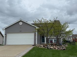 3513 Amber Oaks Dr, Howell, MI 48855