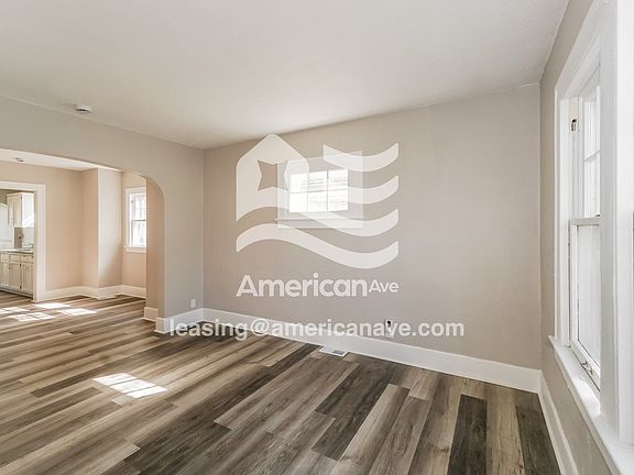 1431441_002_living_room_13694893.jpg