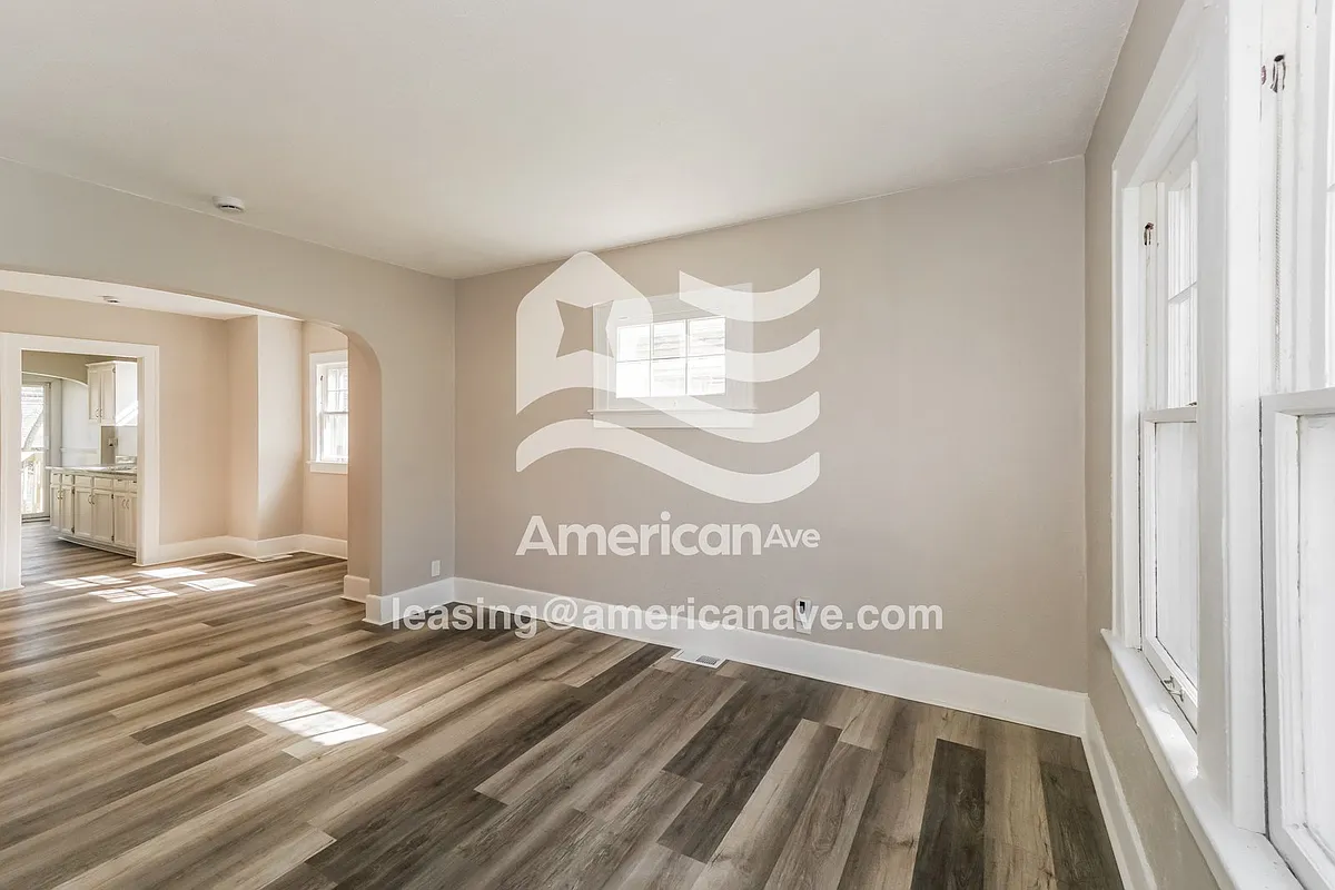 1431441_002_living_room_13694893.jpg - 1930 Loxley Rd