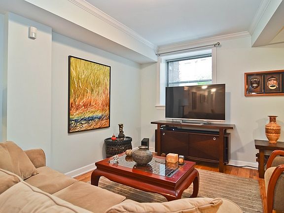 3rd image of 632 W Oakdale Ave