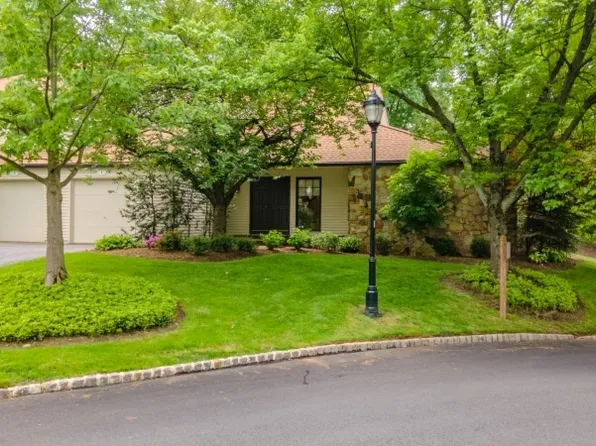 1 Lenape Dr, Roseland Boro, NJ 07068