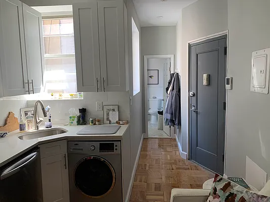 Rented by Salon Realty Corp | media 9