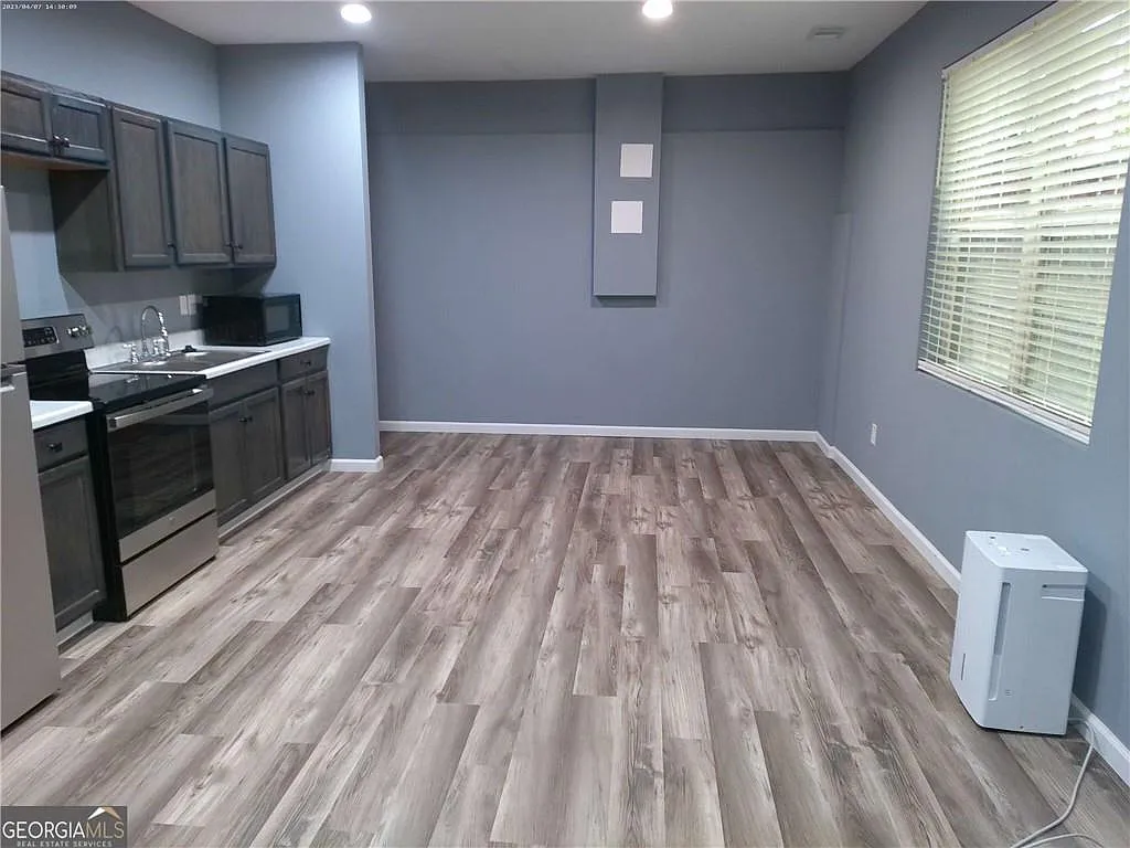 2 bed, 1.0 bath, $1,650 — Photo 4