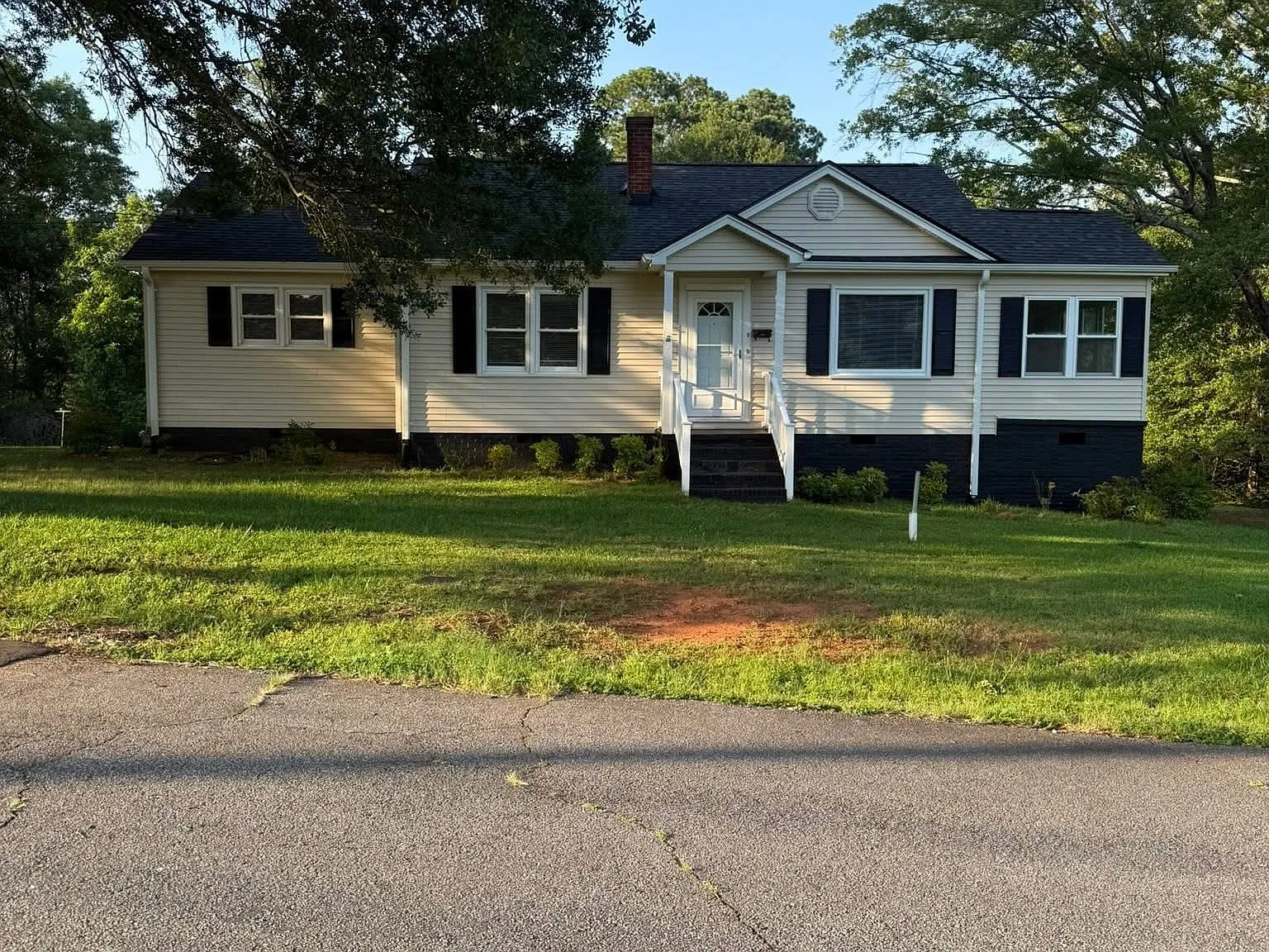 2 bed 1 bath Home for Rent — Photo 2