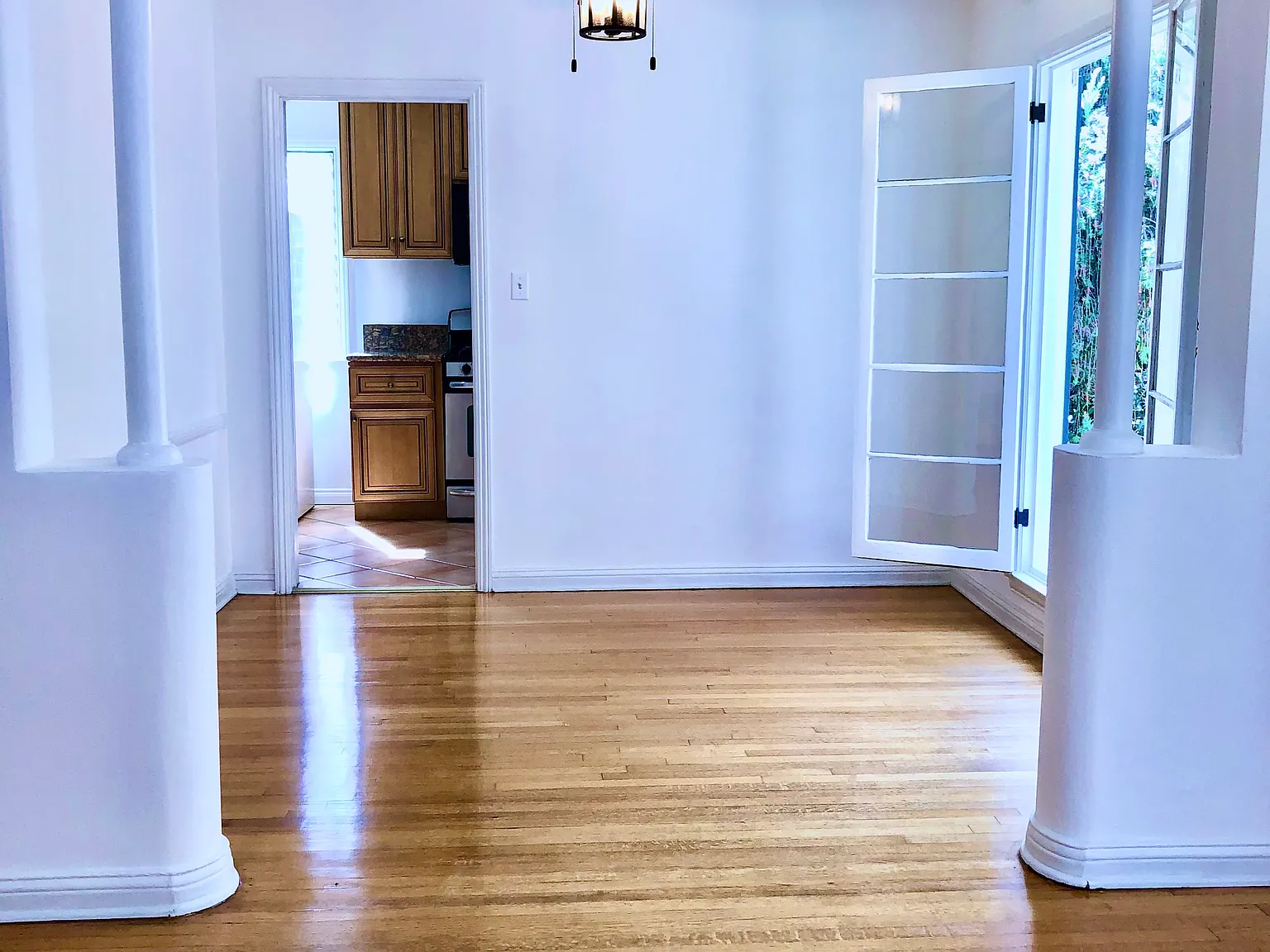 344 1/2 N Sycamore Ave — Photo 4