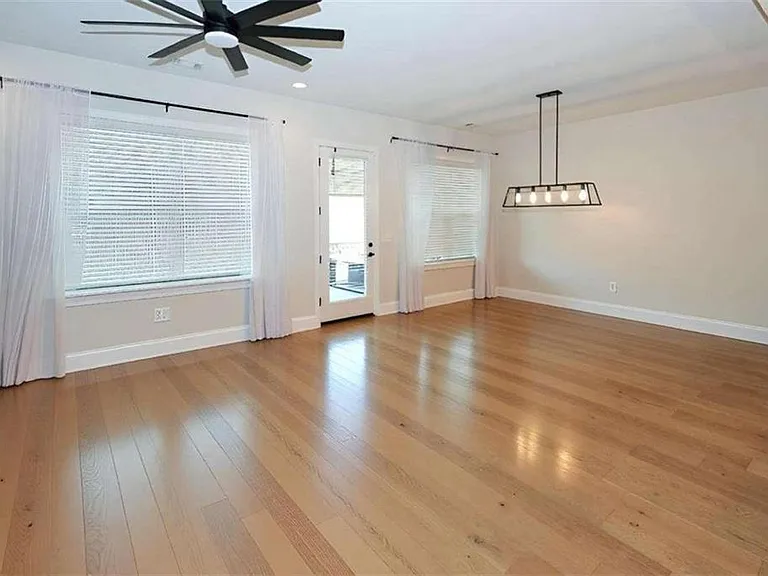 1860 Commons Pl NW — Photo 9