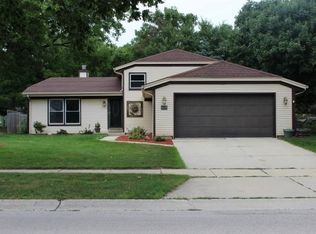 2670 E Fenway Dr, Oak Creek, WI 53154