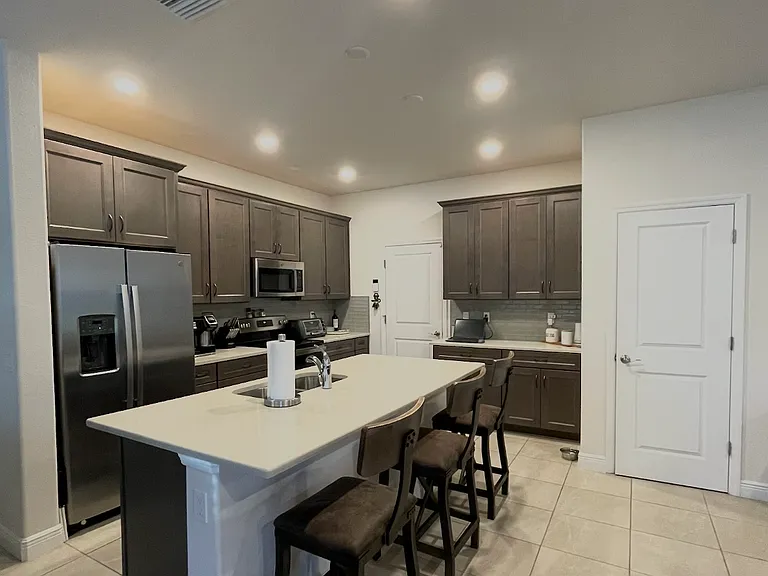 1438 N River Cir — Photo 5