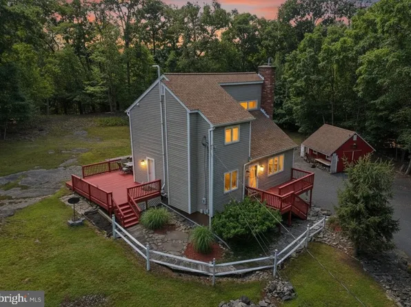2522 Jonathan Ct, East Stroudsburg, PA 18302