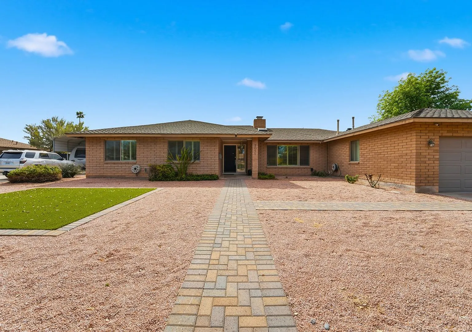 Welcome to this beautiful 4-bedroom, 3-bathroom home with a sparking pool in Tempe Arizona! — Photo 2