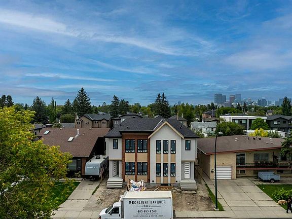 4th image of 617 N 24th Ave NE