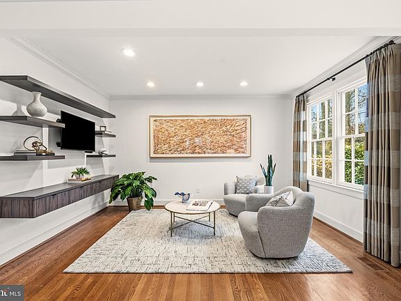 5th image of 4956 Quebec St NW