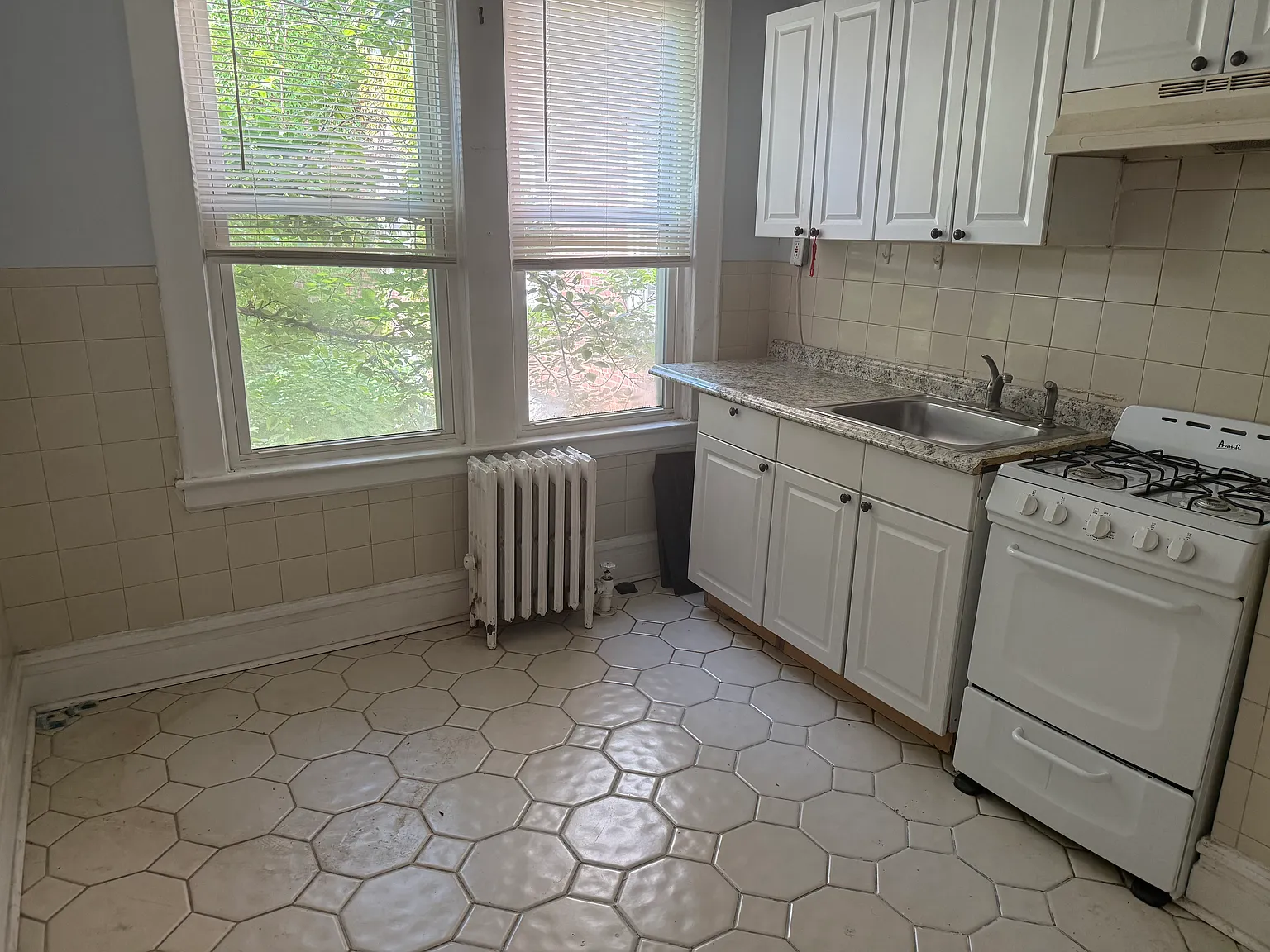 264 Davis Ave — Photo 1
