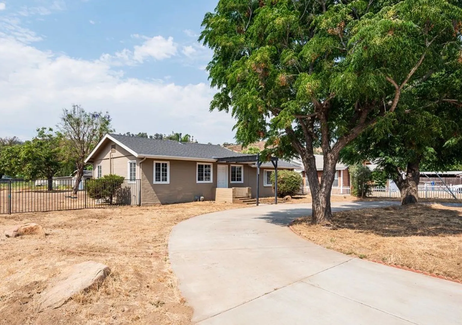 Updated 3BR/2BA ranch style home with huge backyard, parking and garage! — Photo 1