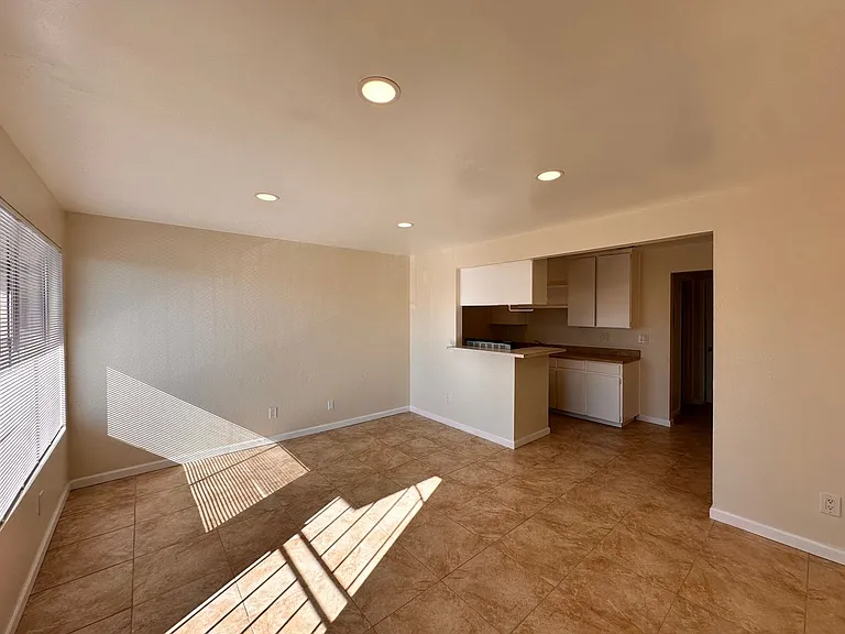 1405 E Lynwood Dr — Photo 3