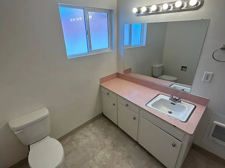 1835 Beach Ave NE #7 — Photo 12
