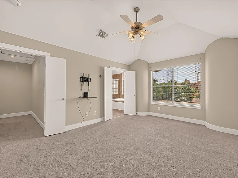 733 W 22nd St #D — Photo 26