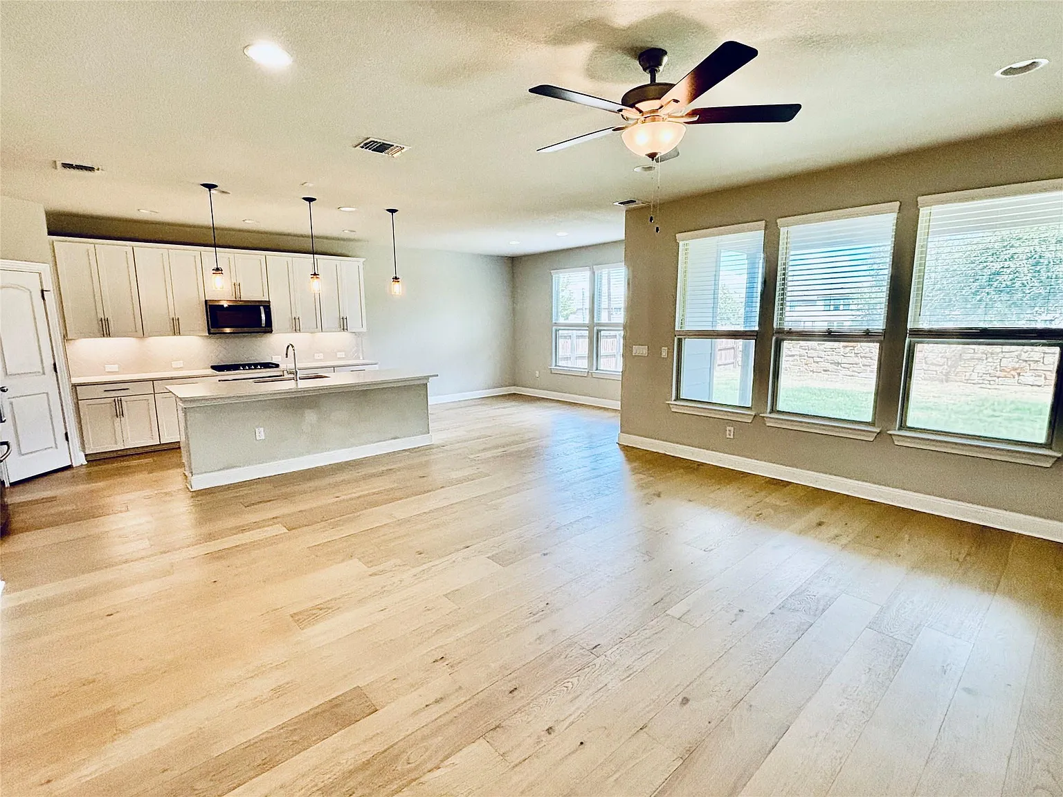 4 bed, 2.0 bath, 1896 sqft, $3,000 — Photo 2