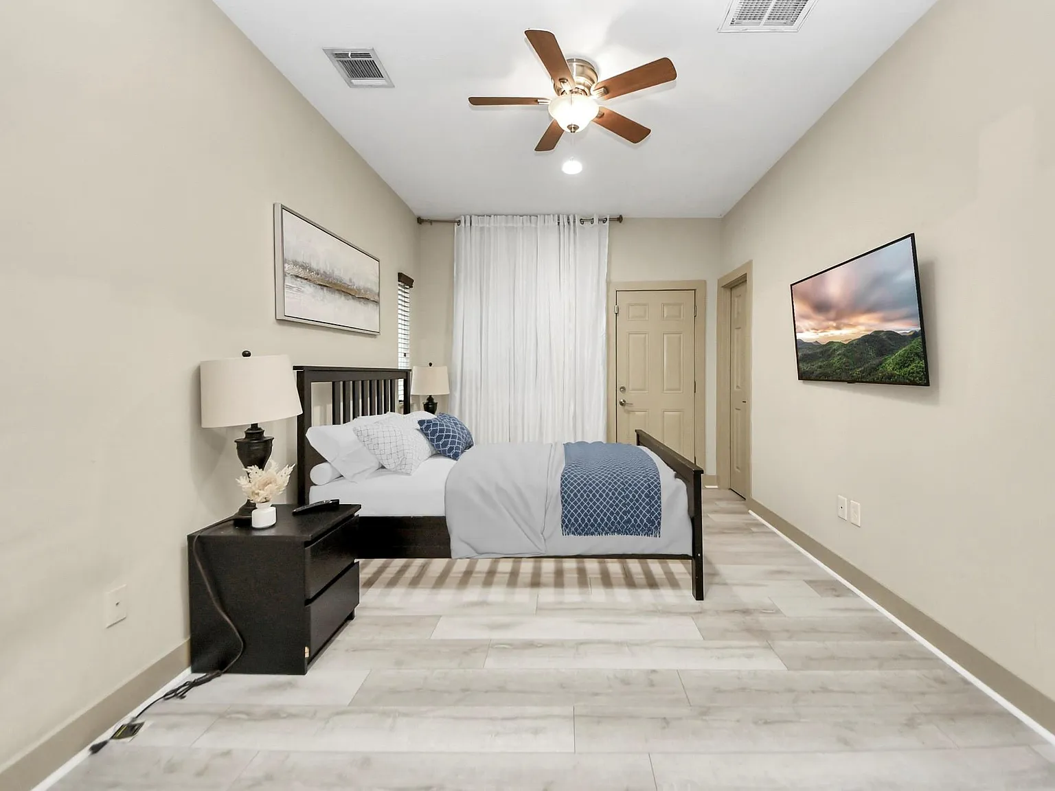4 bed, 3.5 bath, 2293 sqft, $4,500 — Photo 3