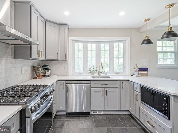 4th image of 428 Temple Ct