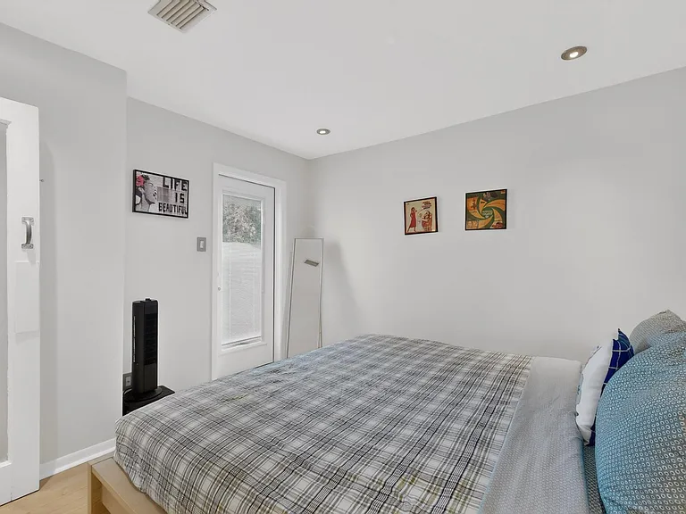 1106 W 6th St #212 — Photo 27