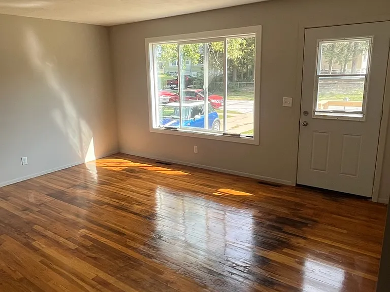 7246 S 24th Ave — Photo 2