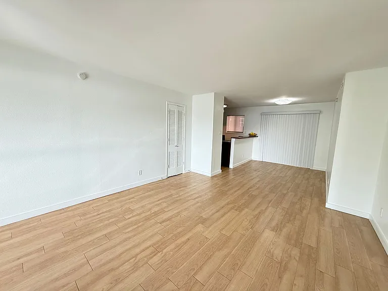Lorrain Apartments — Photo 49