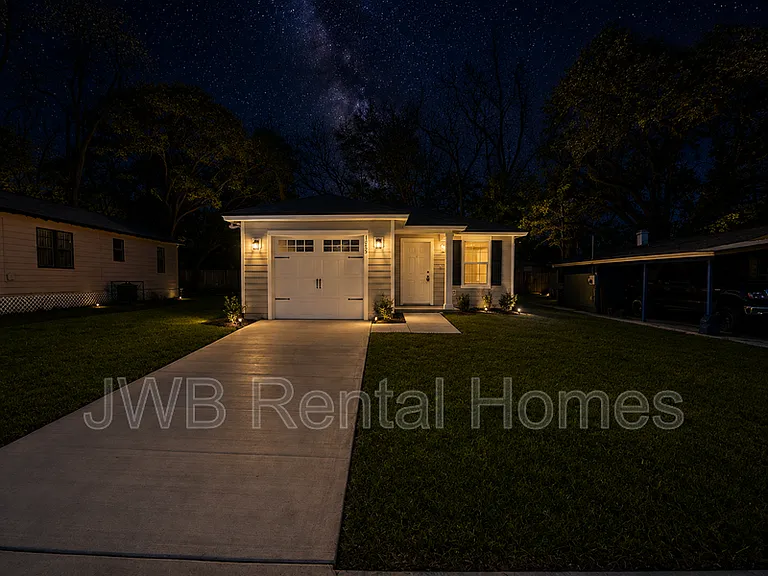 1562 W 32nd St — Photo 10
