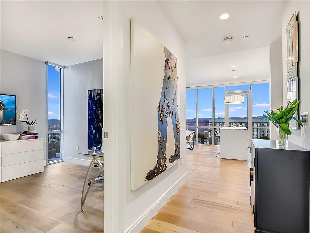 2 bed, 2.0 bath, 1000 sqft, $5,500 — Photo 2